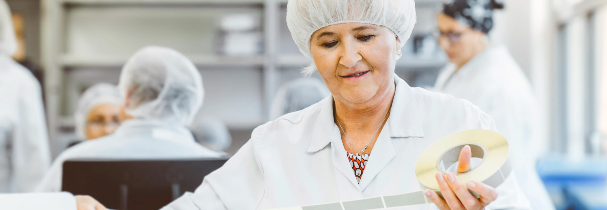Einblick in die Produktion von Arzneimittelimporteur CC Pharma. Mitarbeiterin Eva Weber prüft Etiketten.